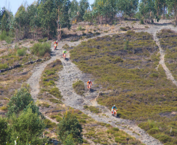 Groupe de personnes dans la montagne de la Serra de Valongo, à Porto, faisant de la moto KTM 2024.