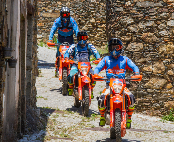 3 hommes faisant de la moto KTM dans les rues de Lousã au Portugal